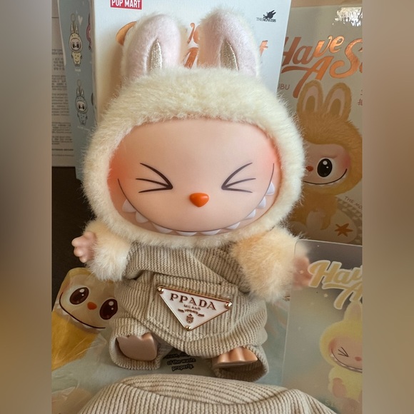 LABUBU Have A Seat SISI PLUS Outfit Overalls & Hat AND Protective Clear Case NEW - Picture 5 of 7